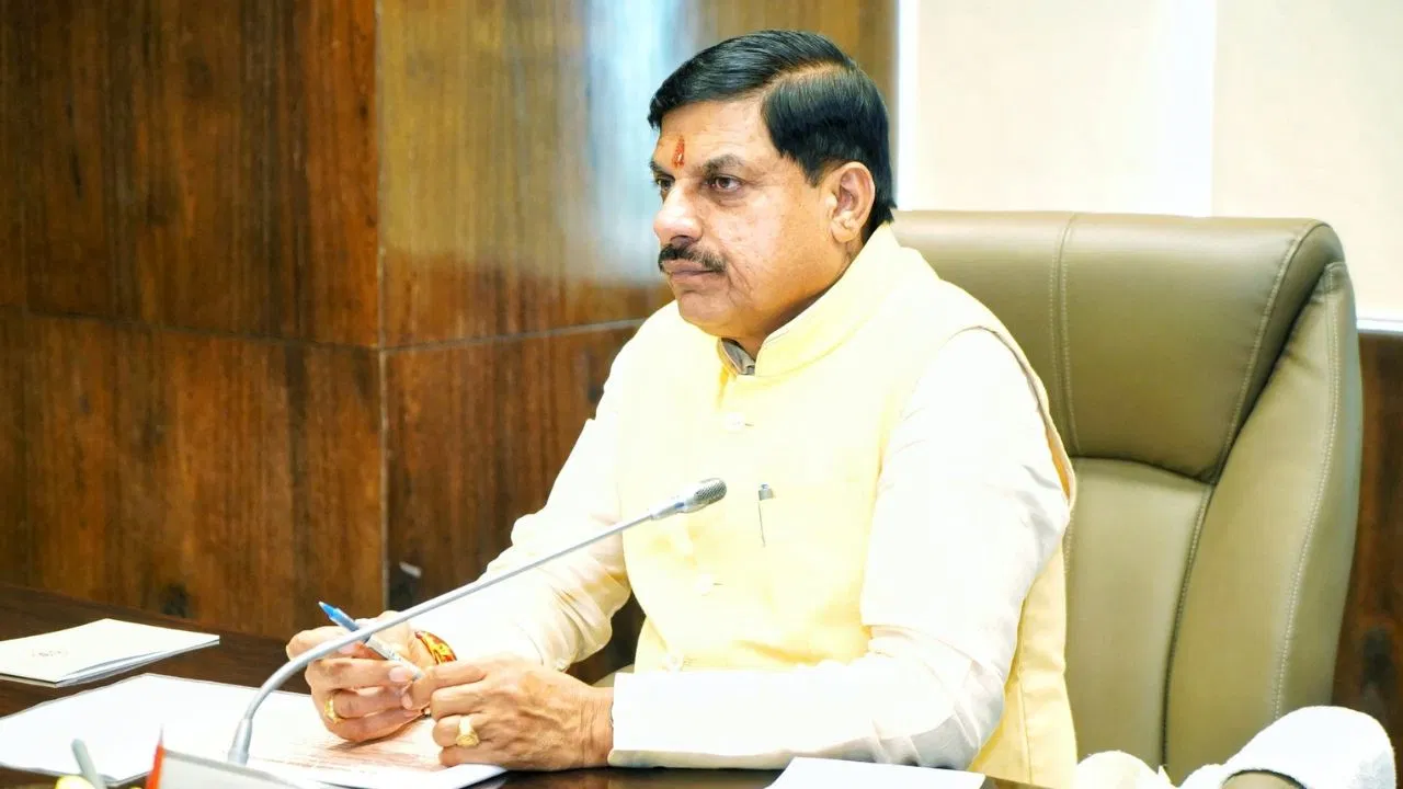 इंदौर ट्रक हादसे पर एक्शन में CM मोहन यादव, जिम्मेदार अफसरों पर गाज, पीड़ितों को मदद का ऐलान